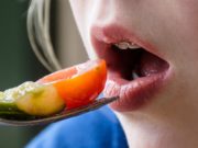 Alimente de consumat si alimente de evitat: rolul dietei in sanatatea dentara clinica stomatologica din sector 4,implantologiesector4.ro,cabinet stomatologic Bucuresti, implant dentar Bucuresti, urgente stomatologice, implanturi dentare, proteza pe implant,rolul dietei