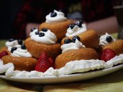 Baba au rhum – desertul cu rom care îmbină eleganța franțuzească cu savoarea est-europeană desert cu rom